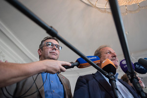 Andreas Hemsing (links) und Frank Bsirske bei anschließender Pressekonferenz (Foto: © Daniela Mortara, dbb)
