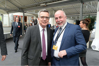 Der komba-Bundesvorsitzende Ulrich Silberbach (rechts) mit Bundesinnenminister Dr. Thomas de Maizière (Archiv © dbb/Friedhelm Windmüller)