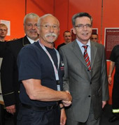 Norbert Brewer, Bundesinnenminister Thomas de Maizière und Hans-Peter Kröger, Präsident des Deutschen Feuerwehrverbandes (DFV)