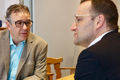 Andreas Hemsing (l.) im Gespräch mit Jens Spahn. (© Patrick Rohmann)